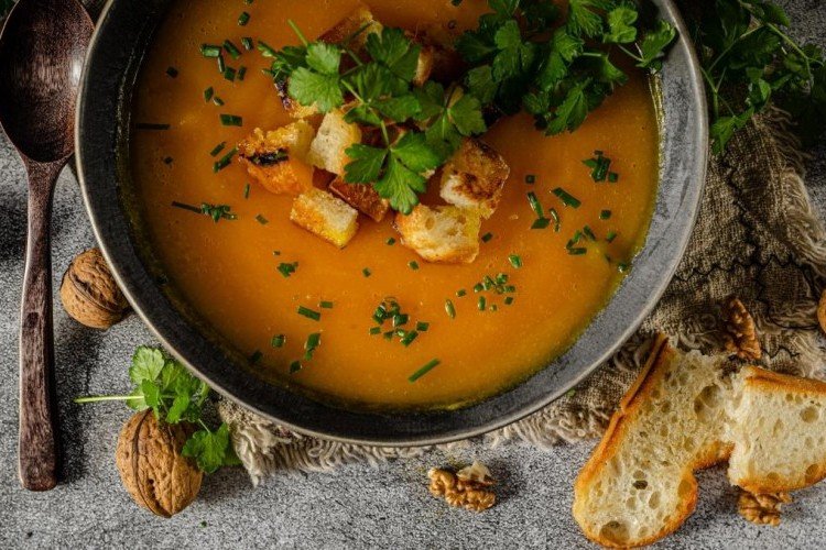 شوربة كريمية بنكهة دافئة ومميزة.. البطاطا الحلوة مع الجوز المدخن لطبق شهي ومشبع