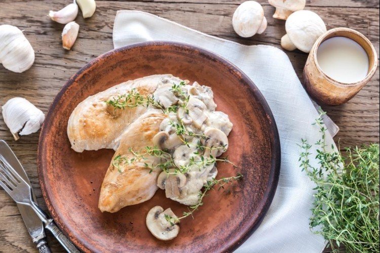 صلصة الفطر الكريمية للدجاج تمنحكِ قواماً ناعماً وغنياً بنكهة الفطر المحمر والبارميزان مع لمسة ثوم وزعتر زكية